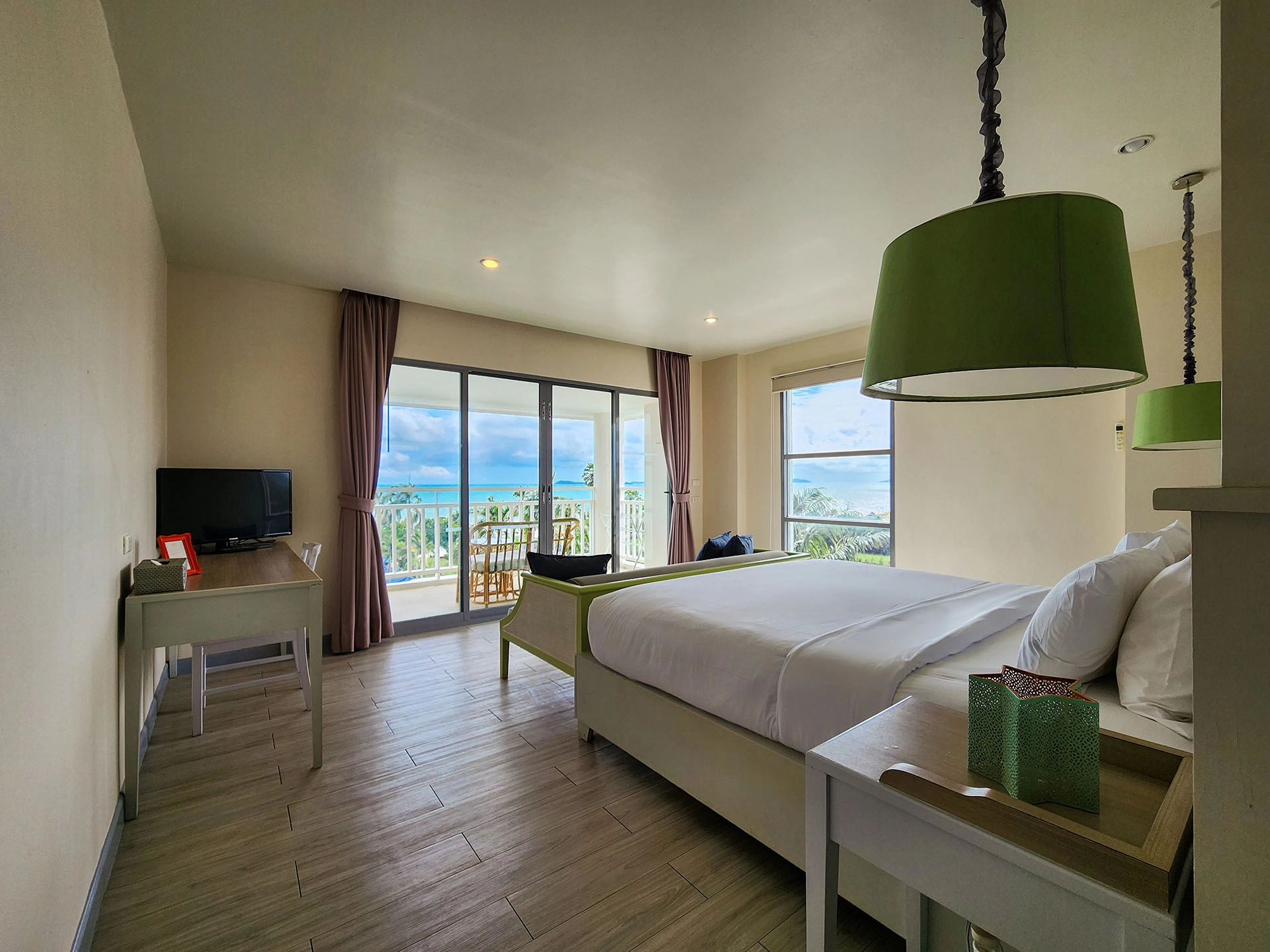 Deluxe Corner Sea View Room