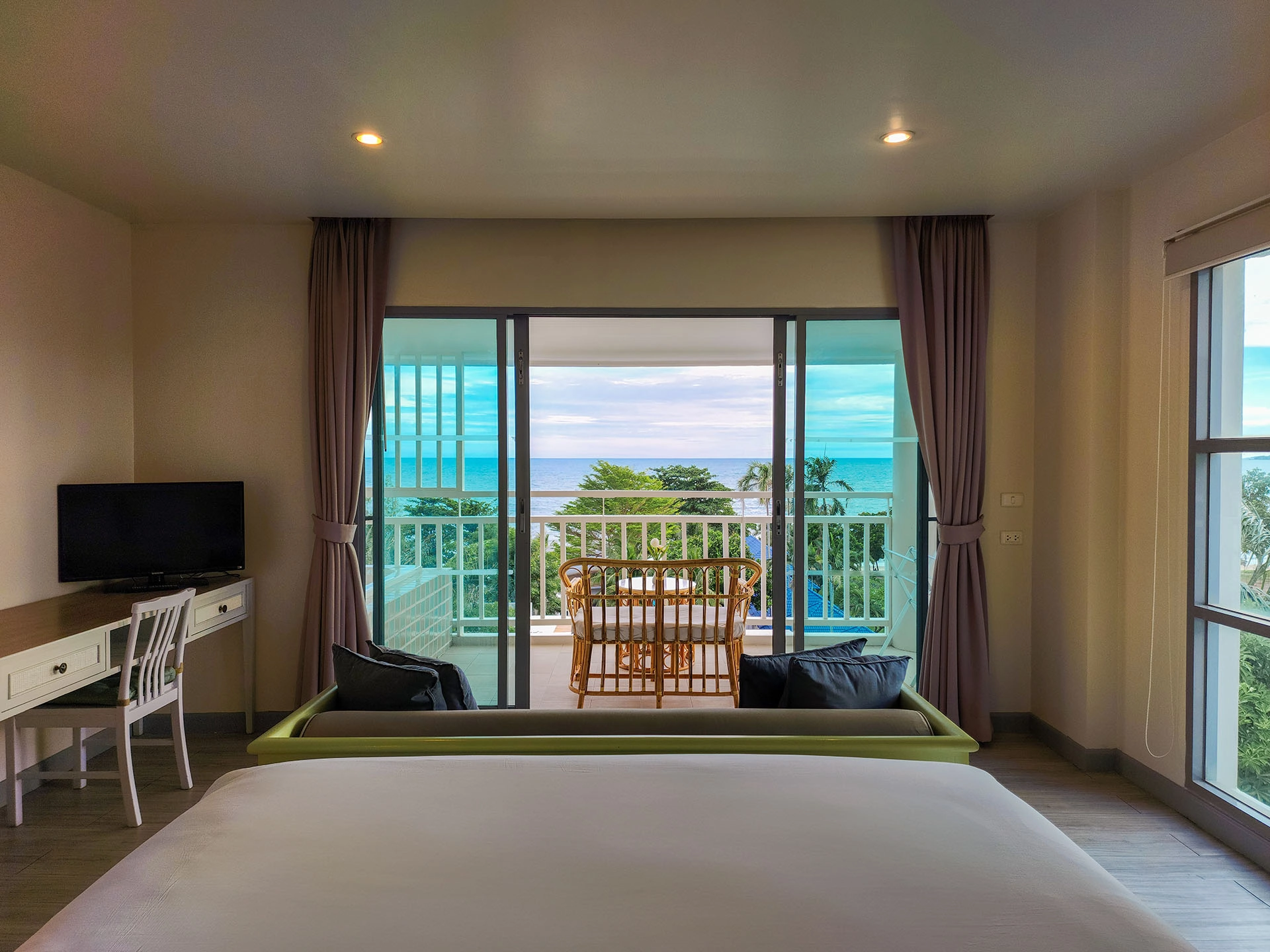 Deluxe Corner Sea View Room