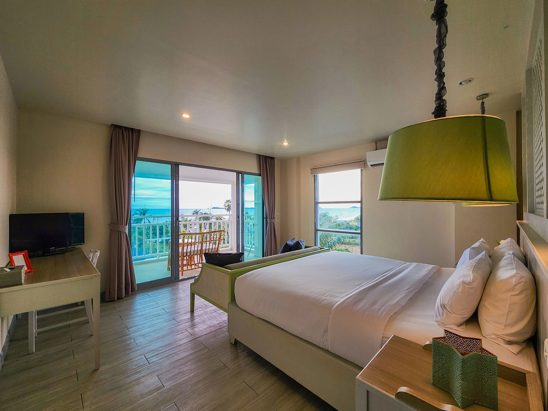 Deluxe Corner Sea View Room