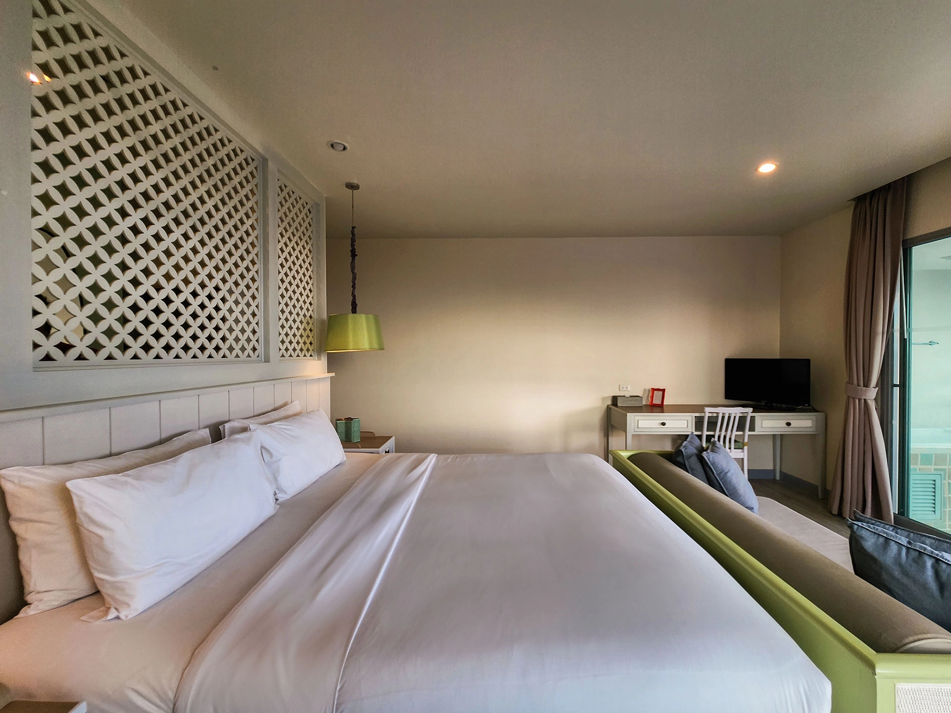 Deluxe Corner Sea View Room